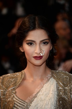  Sonam Kapoor in Anamika Khanna couture at Cannes Film Festival    she&rsquo;s pretty