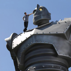 animationtidbits:  ca-tsuka:  The Iron Giant is coming back to US theaters.Remastered “Signature Edition”.Two all-new scenes.New FX animations by Michel Gagné.  Iron Giant Screenings:September 20, 2015 at 7pm and October 4, 2015 at 12 pm (x)