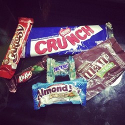 #crunch #m&amp;m&rsquo;s #carlosV #kitkat #snicker #almondjoy #yumi #chocolate. ❤