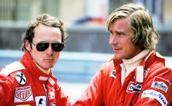  Niki Lauda és James Hunt  1976-ban Daniel Brühl és Chris Hemsworth  - 2013 (Hajsza a győzelemért) 
