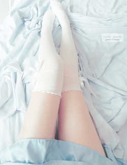 poison-marie:  Over-the-knee socks [discount code: strawberry]  Read the product review 