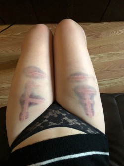 bbykittentoes:  @writingdirty very kindly agreed to be mean to my thighs last night 