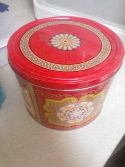 I got this giant Swedish cookie tin for a dollar at the antique store today. I also got a really old tin from Germany that&rsquo;s absolutely beautiful. Idk why I love collecting these things but they&rsquo;re so gorgeous