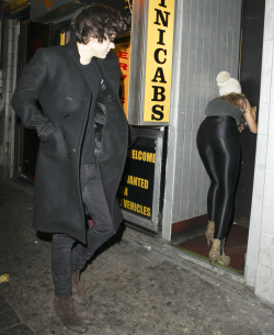Harry: &ldquo;Hello there&hellip;what? &hellip;no I&rsquo;m not still looking&hellip;&rdquo;*continues looking while walking away*