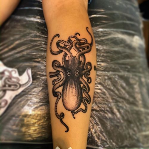 💀✖️#tatuaje realizado a mi amigo @gacvpilot hace un tiempo ya, estaré atendiendo citas en #tenerife escríbeme y agents tu cita! Espero les guste. Feliz inicio de semana✖️💀 . . . . . . . . #tattoo #pulpo #octopus #españa #Madrid #Tenerife