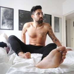 gayfeetjack2:Yotamtur sockless, shirtless, bearded and barefoot on the bed https://t.co/e7JXBlOrTAGay feet cams | Another post | Follow | Subscribe by email