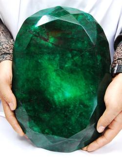 luxy-lightning:  kajpaj:  -  Teodora  Weighing in at a hefty 11 kilos (57,500 carats), the world’s largest faceted ‘emerald’ was mined in Brazil and cut in India. Its name is Portuguese for gift of god.   no this is a dragon egg  -taps screen- eragon 