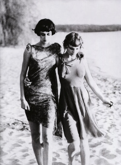 bienenkiste:  Lida &amp; Alexandra Egorova by Ellen von Unwerth | Vogue Italia December 2000 