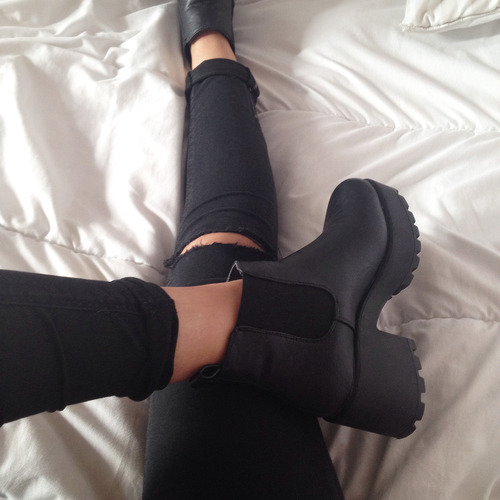 Resultado de imagen para black boots girl street style tumblr