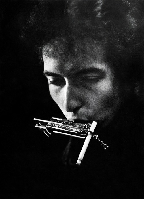 shihlun:  Bob Dylan with a cigarette in the harmonica holder, circa 1964.