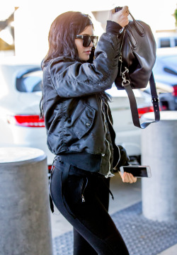 keeping-up-with-kylizzle:  Correction about the link I posted to Kylie’s bomber jacket: The bomber jacket link I posted is NOT the bomber jacket she is wearing. However, it is like 90% similar haha. I have it and it’s nearly identical. The only major