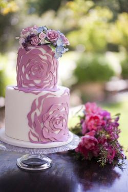 headlesscakes:  Wedding cake en We Heart It - http://weheartit.com/entry/126514540