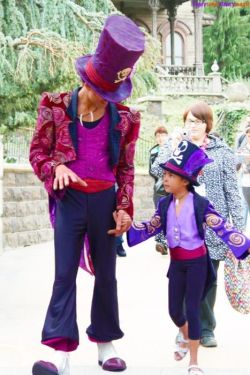 alliscraziness:  magicallyalexa:  Disney Characters and Little Characters Disney Moments (not my photos)  I’ve always wondered what these amazing adults and actors say to these children. I never got to have any experiences in my childhood where any
