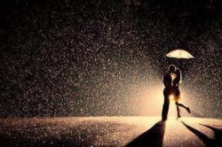 Beso bajo la lluvia en We Heart It. http://weheartit.com/entry/52461300/via/AbbyMelman