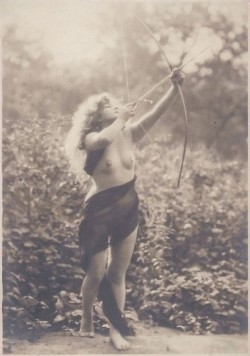 umustresist:  rivesveronique:  1900 nude Shoots Bow &amp; Arrow by unknown artist  Nude archer! 😃