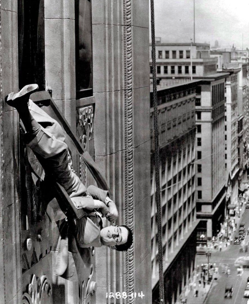 Harold Lloyd, dans Feet First (A la hauteur), film coréalisé avec Clyde Bruckman, 1930.