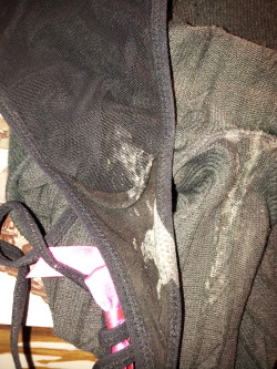 worndirtypanties:  Can you see the stain on the leggings crotch? Soaked right thru the panty gusset. Smells divine!