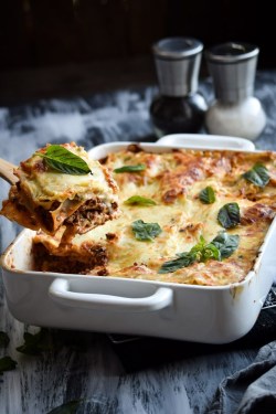 hoardingrecipes:    Chipotle Beef and Bechamel Lasagna