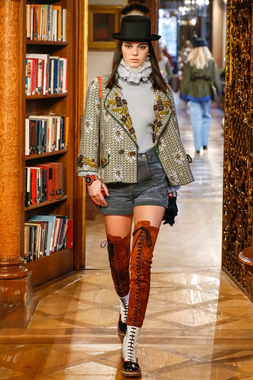 Kendall jenner chanel fashion show 2016