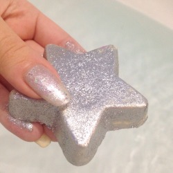 groovyghoulies:  4chansey:  literally taking a bath in glitter rn  Cause I really want glitter in my cooch.. 
