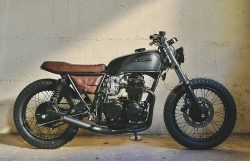 jebiga-design-magazine:    Honda CB550 Fade To Black  A lot of custom cafe racers have been built over the past few years and one that caught our eye is certainly this new custom-made motorcycle built around one vintage 1975 Honda model. The new Honda