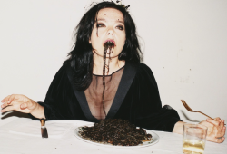 997:   997:  Björk eating squid ink pasta Juergen Teller Spaghetti Nero, Venice 2007  ONCE AGAIN HAPPY BIRTHDAY MOTHER 