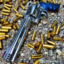 gunsdaily:  @oilthegun 500 S&amp;W #oilthegun #handcannon #500magnum #smithandwesson #revolver #huntinghandgun #recoil #holdontight #shootthefireoutofit