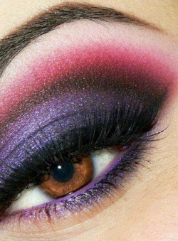 lacosmeticadeelyn:  Jugando con los colores con un maquillaje muy llamativo Que te parece?http://bit.ly/1AjqAak