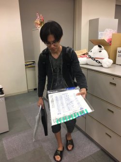 SnK News: Isayama Hajime Submits SnK Chapter 98 Manuscript (But&hellip;)Kawakubo Shintaro, Isayama’s editor, tweets that Isayama had come into the Kodansha offices to submit his new manuscript for publication&hellip;&hellip;with the fly/zipper of his