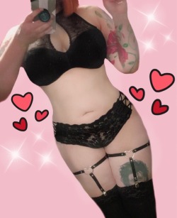 that-one-witch-bitch:  Forgot to post this, but Happy Valentine’s Day from your favorite little goth witch 🖤💋