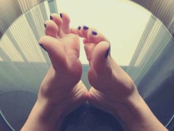 mercurafeet:  I put my feet together like this when I want my boyfriend to fuck them. He’ll slide between them, up along the length of my soles, and pound them until he cums on my arches. 