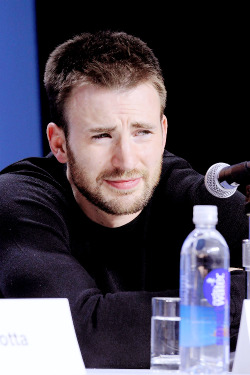 vapidkoala:  chris evans is in a relationship with water bottle.  I wanna be that water bottle.