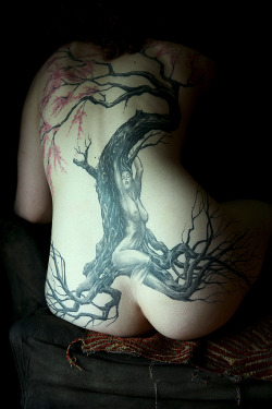 housewifesecrets:  patrickgomme:  PATRICK GOMME 2010   Yeah, I need a back piece.