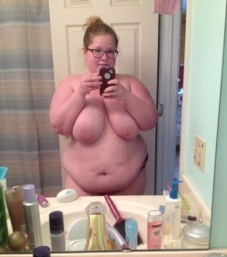 Chubby figure and glasses, and still loves snapping selfies. Good for her! 