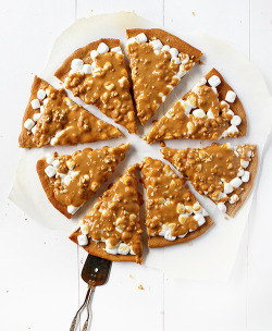 fullcravings:  Peanut Butter Marshmallow Butterscotch Dessert Pizza
