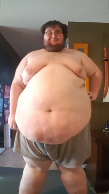 love-fat-men: bhm-whim:   gamertechchub: Fuck I need to be fed into a blob now!  Well fed and fattened! #goals   Oh fuck yeah!! 