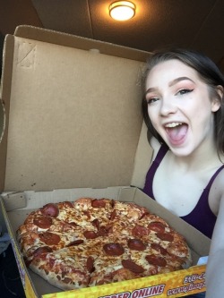 gainingbunny:  I can eat a whole pizza and not even look that bloated 