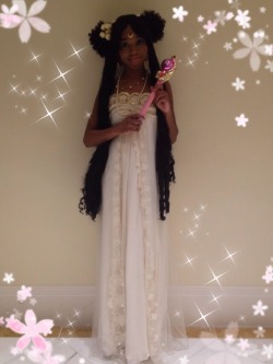 blackteen:  iamwomanking:  One of the best sailor moon cosplay a of all time~ She was seriously a goddess, I wish my phone took better photos! If anyone knows who this is let me know so I can credit them!!  TGHE DETAILS THE DETAILS OF THE TOP OF THE DRESS