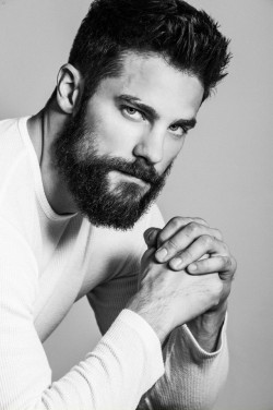 iamthespaceboy: thehairymenhunter: Brant Daugherty oh shit. that’s a cool leather jacket.  