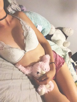 littleqsoddities:  I’ve got cramps but it’s okay. Fluffers in my cute little heating pad stuffie 💞