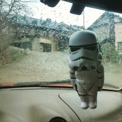 Ya que el stormtrooper lleva unos cuantos Kms conmigo he decidido ponerle nombre, os presento oficialmente a paco (en death star)