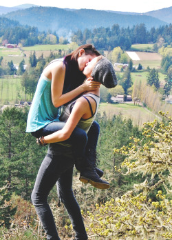 tuaari:  Kissing my beautiful girlfriend on mountain tops 👍