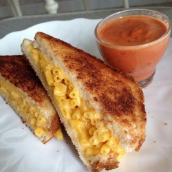 crushly:    5 Ways to Make a Grilled Macaroni and Cheese Sandwich   