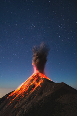avenuesofinspiration:  Fuego Eruption Photographer: Andy Shepard © Andy’s: Website | InstagramAOI