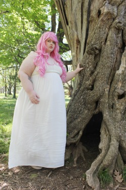 walkingfoxy:  afatfox:  casual Rose doin’ casual thingsdress ~ forever21+ (3x)wig ~ arda wigs (luthien in baby pink)star pendant ~ etsy  yeah yeah yeah lookit this crystal gem goddess &lt;3&lt;3&lt;3