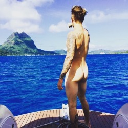 What would i do wth: Justin beiber  While i really dont like him, or his music, i gotta admit hes got a bit of an ass. And since he seems like the kind of dude who would like to dominate other guys i would so let him stinkface/ facesit me. When he works