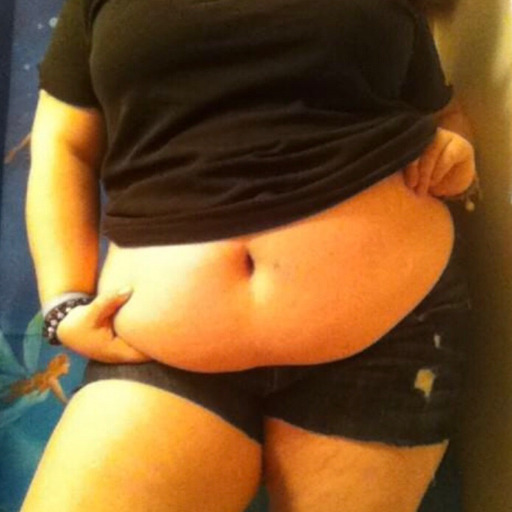 sbloveschub: confessions-of-a-wannabe-feedee:   akemicakes:  lll30:  Must have been a HUUUGE meal!  OMG SHES HUGE!!!   iconic   I have to reblog this everytime because holy fuck she fills that seat and she cant even fit in it the correct way, like shes
