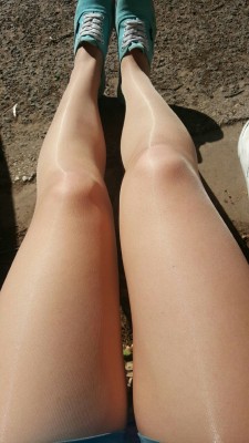 tightsxbabe:  Natural light leg pic ;)