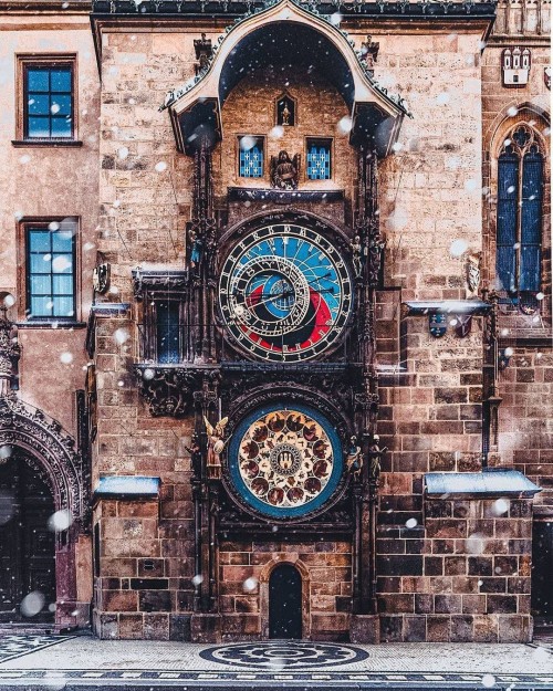 blue–folder:Prague Astronomical Clock, Czech Republic.