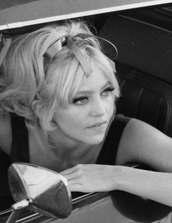 theswinginsixties:  Goldie Hawn in her Camaro, 1969  